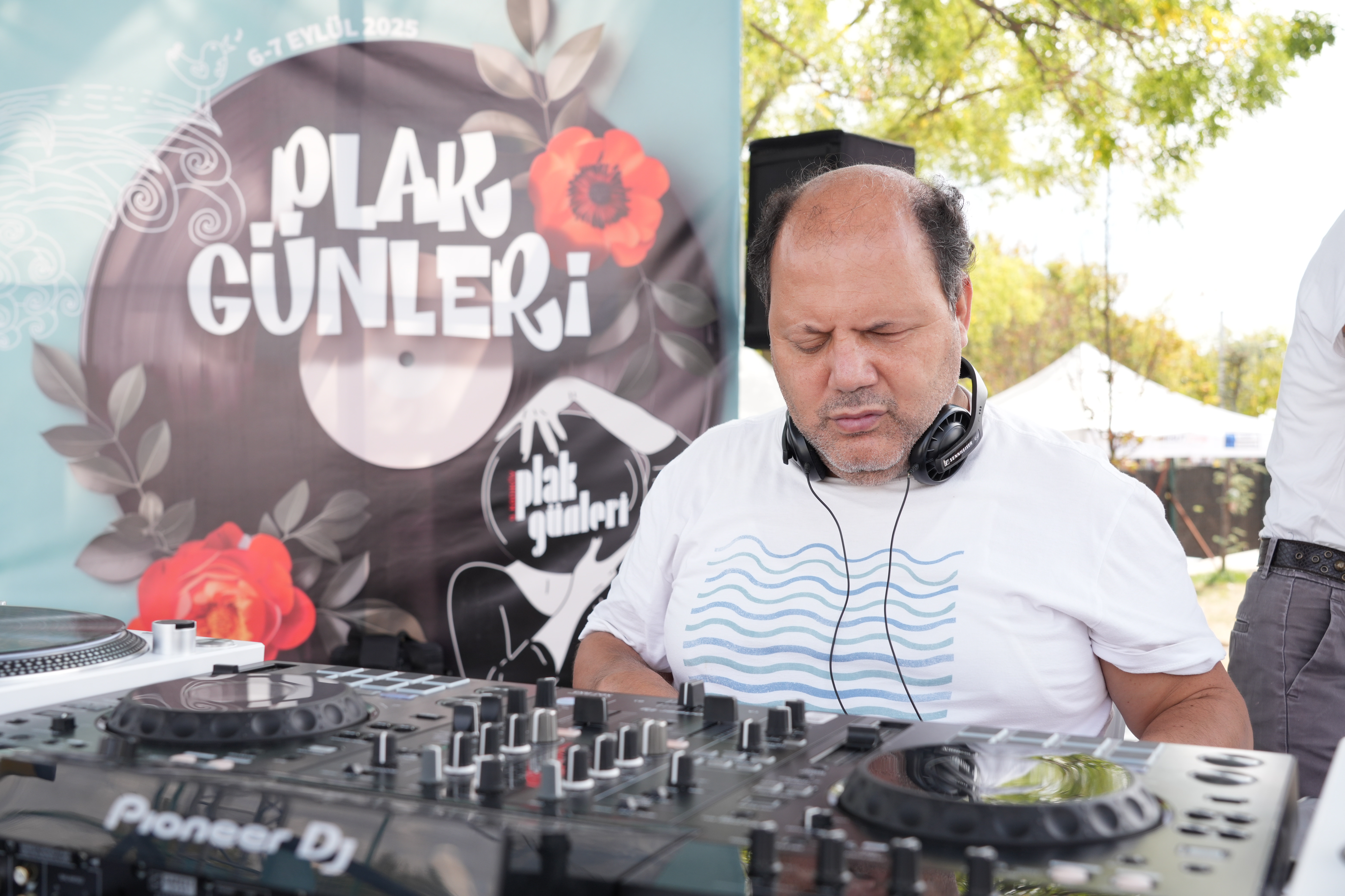 “Plaklarla zamanın ruhunu dinliyoruz”